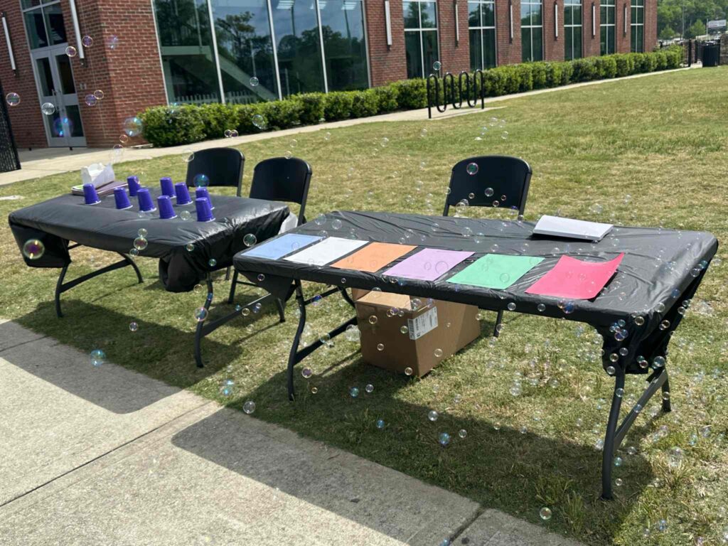 a couple of lawn chairs sitting on top of a bench